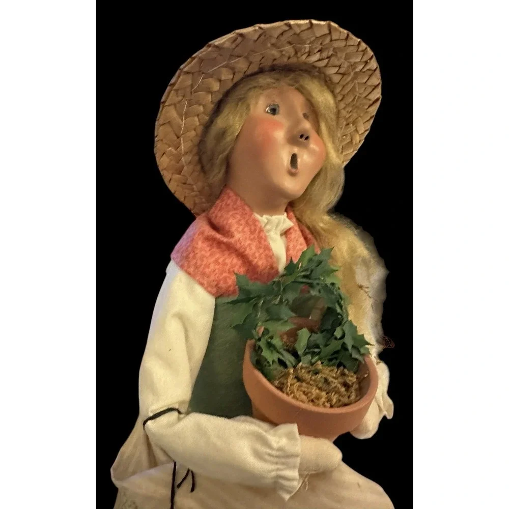 Byers Choice‎ Colonial Williamsburg Christmas Woman w/ Holly Topiary In Clay Pot